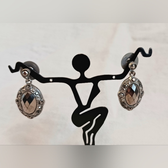 LIZ CLAIBORNE Necklace and Earrings - Picture 2 of 3